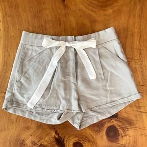 Breezy linen shorts with contrasting ribbon tie
